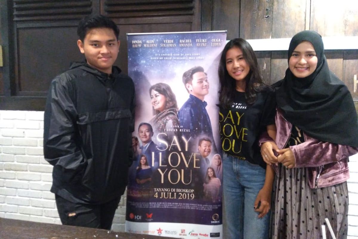 Aldi Maldini bersama dua pemain film Say I Love You.