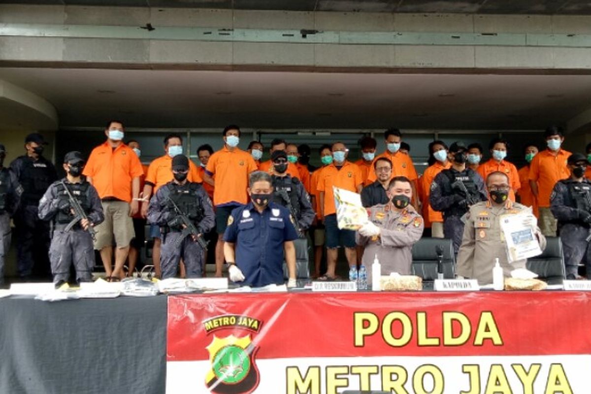 Polda Metro Jaya menangkap 24 preman yang berkedok membuka jasa pengamanan untuk para perusahaan angkutan barang di sekitaran Pelabuhan Tanjung Priok, Jakarta Utara. 