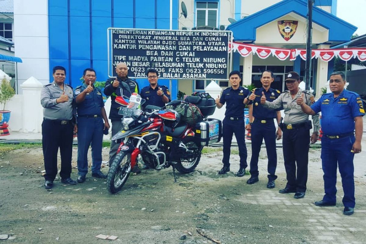 Biker yang tengah dalam misi ke Himalaya, Gunadi (41) sebelum meninggalkan wilayah Indonesia dari Pelabuhan Tanjung Balai Asahan menuju Port Klang, Malaysa, Senin (3/9/2018).