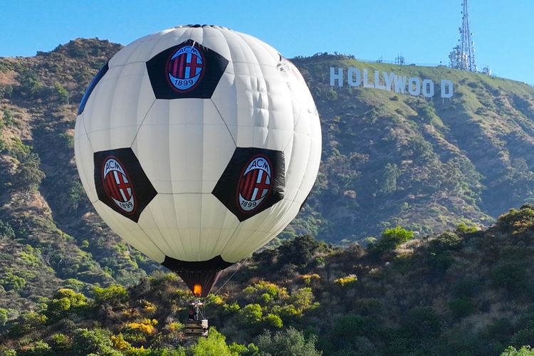 Balon udara raksasa AC Milan menghiasi langit Hollywood, Amerika Serikat. AC Milan akan melakoni tiga laga uji coba melawan Real Madrid (23/7/2023), Juventus (27/7/2023), dan Barcelona (1/8/2023) dalam tur pramusim ke Amerika Serikat.