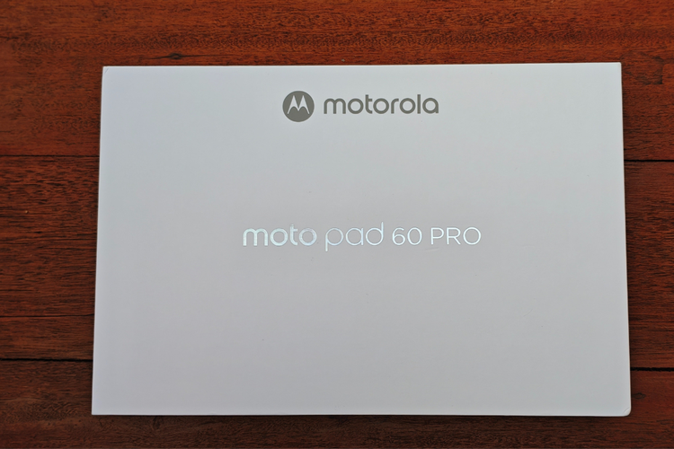 Tampilan kotak kemasan Moto Pad 60 Pro yang simpel dengan dominasi warna putih dan logo Motorola dan nama perangkat di bagian depan. 