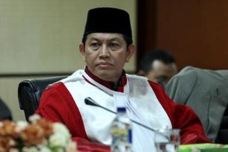 Anggota Mahkamah Kehormatan Dewan (MKD) Acep Adang Ruhiat saat mendengar keterangan Menteri Energi dan Sumber Daya Mineral Sudirman Said dalam sidang terbuka Mahkamah Kehormatan Dewan di Gedung Parlemen, Jakarta, Rabu (2/12/2015).