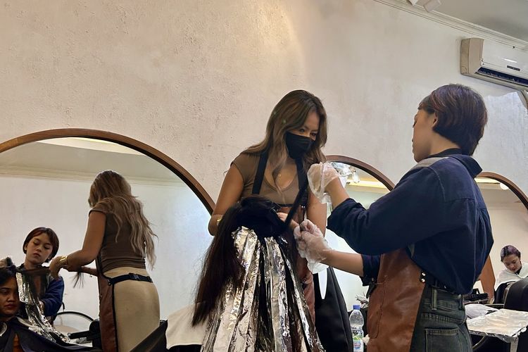 Berapa Jarak Waktu yang Aman untuk Ganti Warna Rambut?
