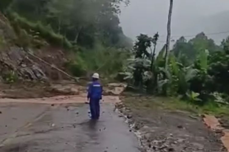 Material longsor saat menutup Jalan Trans Sulawesi yang menghubungkan Kabupaten Mamuju-Majene, Sulbar, Selasa (20/6/2023).