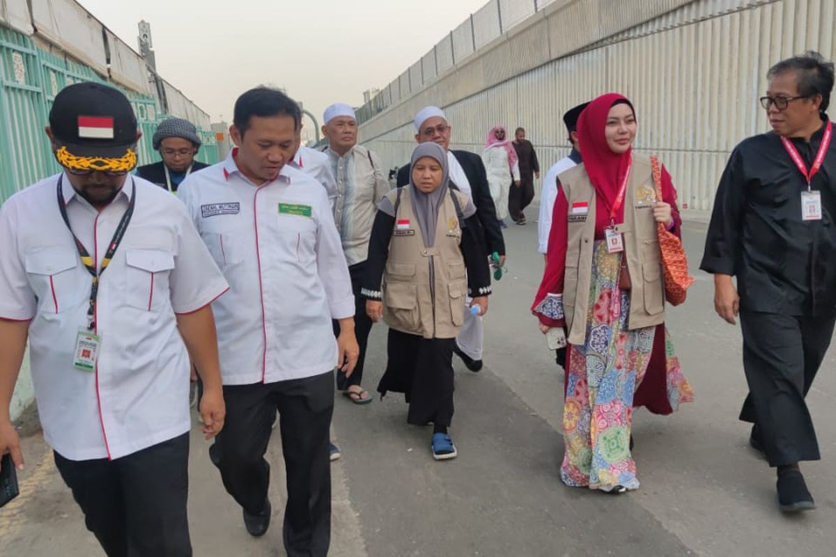 Wakil Ketua Komisi VIII Dewan Perwakilan Rakyat (DPR) Republik Indonesia (RI) Diah Pitaloka (memakai jilbab warna abu-abu) bertemu dengan Direktorat Jenderal (Dirjen) Penyelenggaraan Haji dan Umroh (PHU) Kemenag RI di Maktab Misi Haji Indonesia di Mina, Mekkah, Arab Saudi, Kamis (29/6/2023).