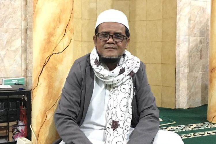 Abdurahman seorang guru ngaji yang mengajar di majelis Ar-Ridho, Meruya Utara, Jakarta Barat, telah menekuni sebagai pengajar ngaji sejak 2004.