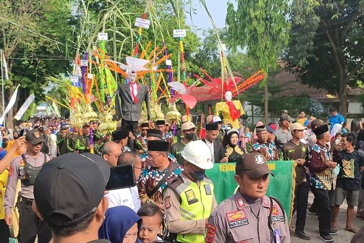 Para petani tebu menggelar tradisi kawin tebu di wilayah Pabrik Gula Tersana Baru Desa Babakan Kecamatan Babakan Kabupaten Cirebon Jawa Barat, Rabu (10/5/2023).