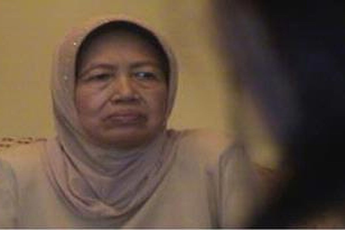 Ibunda Joko Widodo,Sujiatmi Notomiatdjo, saat ditemui dirumahnya