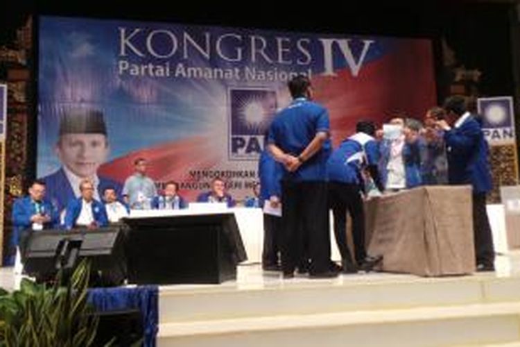 Suasana penghitungan suara pemilihan Ketua Umum PAN di Kongres IV PAN di Hotel Westin, Nusa Dua, Bali, Minggu (1/3/2015) malam.