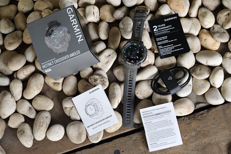Isi kotak penjualan Garmin Instinct Crossover AMOLED.