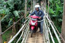 Melintas di Jembatan Kampung Poncol yang Mulai Lapuk