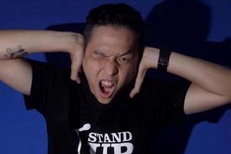 Finalis Stand Up Comedy Indonesia musim pertama asal Jakarta, Ernest Prakasa, diabadikan usai menjalani wawancara di kantor Redaksi Kompas.com, Palmerah, Jakarta Pusat, Senin (28/11/2011). Program komedi itu ditayangkan setiap Sabtu mulai pukul 19.30 WIB di KompasTV.