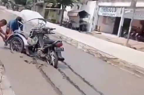Jalan yang Baru Dicor di Jombang Dilintasi Kendaraan sampai Rusak, Videonya Viral