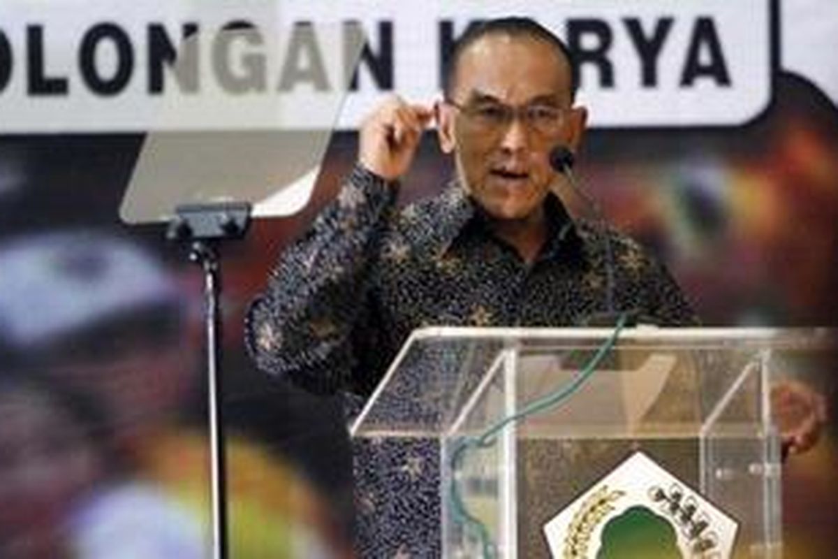 Ketua Umum Partai Golkar, Aburizal Bakrie, menyampaikan pidato politiknya, dalam acara Lokakarya Pengkaderan Partai Golkar, di Kantor DPP Golkar, Slipi, Jakarta, Minggu (6/3/2011). 