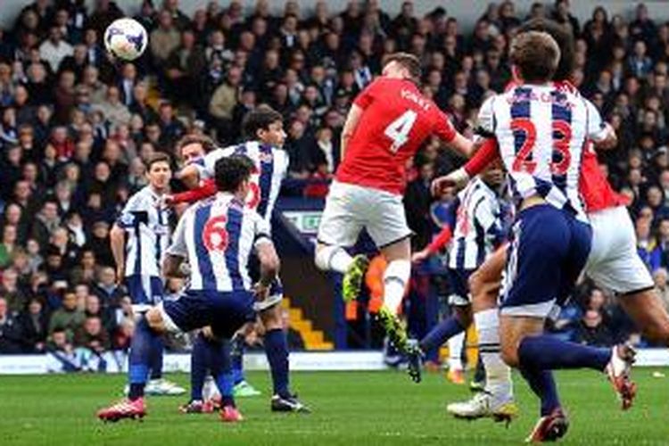 Bek Manchester United, Phil Jones, mencetak gol pembuka saat melawan West Bromwich Albion dalam lanjutan Premier League, Sabtu (8/3/2014). 