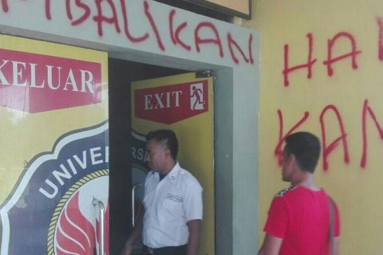 Kesel namanya tidak terdaftar di pangkalan data Kemenristek Dikti, mahasiswa UHO Kendari mencoret dinding Rektorat