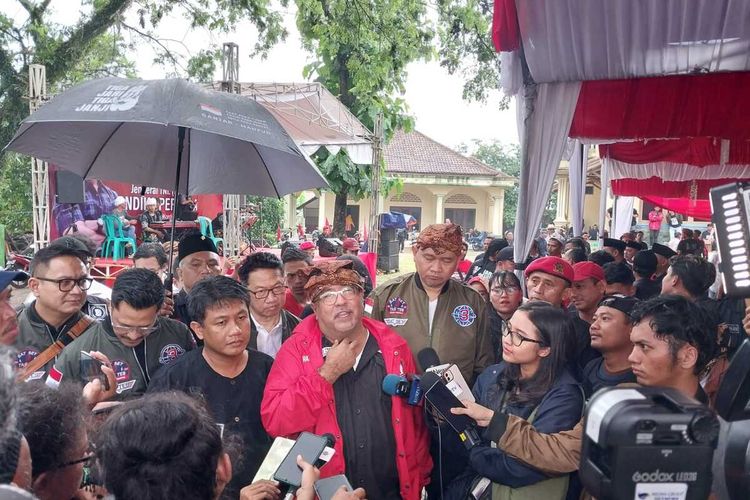 Ketua TPD Ganjar-Mahfud wilayah Banten, Rano Karno saat berada di Kecamatan Bayah, Kabupaten Lebak, Jumat (19/1/2024).