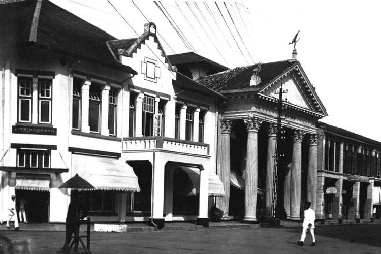 Foto bangunan di Kesawan di Medan yang diambil antara tahun 1918 hingga 1919