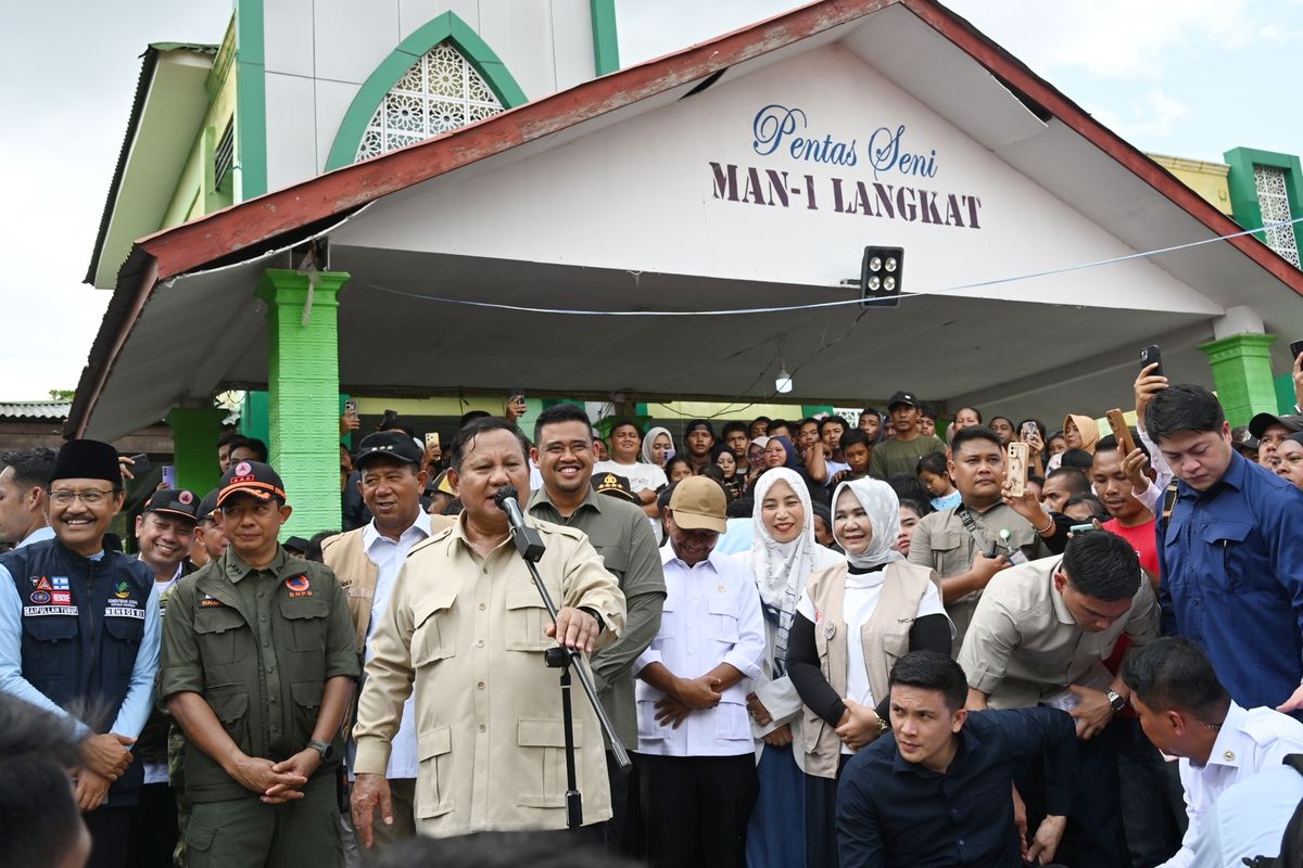 Gubernur Sumatera Utara (Sumut) Muhammad Bobby Afif Nasution mendampingi Presiden Republik Indonesia Prabowo Subianto meninjau lokasi pengungsian di MAN 1 Tanjungpura, Kabupaten Langkat,Sumut, Sabtu (13/12/2025).

