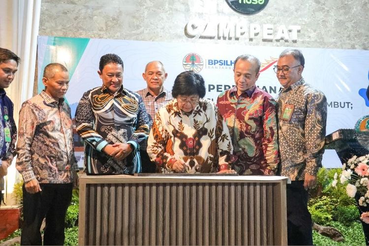 Menteri Lingkungan Hidup dan Kehutanan (LHK) Siti Nurbaya meresmikan Pusat Informasi Standar dan Iptek Gambut (PISIG) ?Camppeat KHDTK Tumbang Nusa?, Sabtu (20/4/2024). 