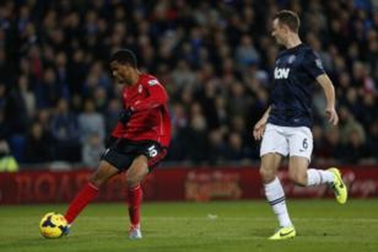 Striker Cardiff City, Frazier Campbell (kiri), melepaskan tendangan yang sukses membobol gawang Manchester United pada laga Premier League di Stadion Cardiff City, Cardiff, Minggu (24/11/2013).