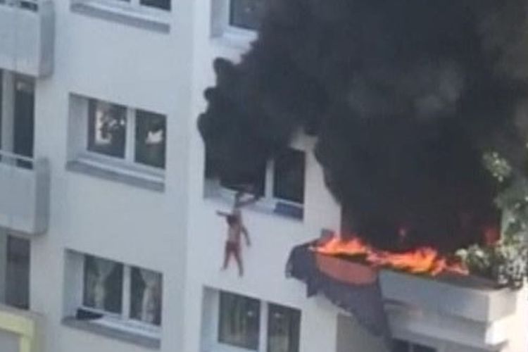 Potongan rekaman video memperlihatkan seorang anak dipegangi oleh kakaknya dari jendela lantai tiga di tengah kebakaran apartemen di Grenoble, Perancis. Sang adik beserta kakaknya dilaporkan selamat setelah ditangkap oleh kerumunan.