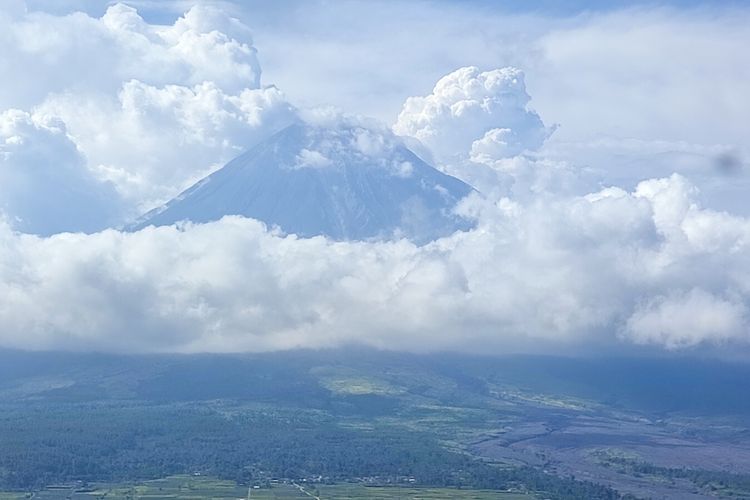 Visual Gunung Semeru tertutup awan pada Kamis (23/5/2024)