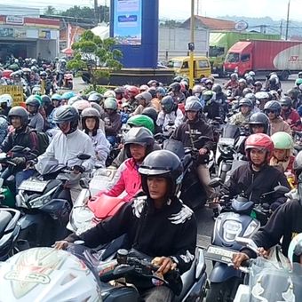 Antrean pemotor di Pelabuhan Ketapang Banyuwangi Jawa Timur, Minggu (29/3/2026).