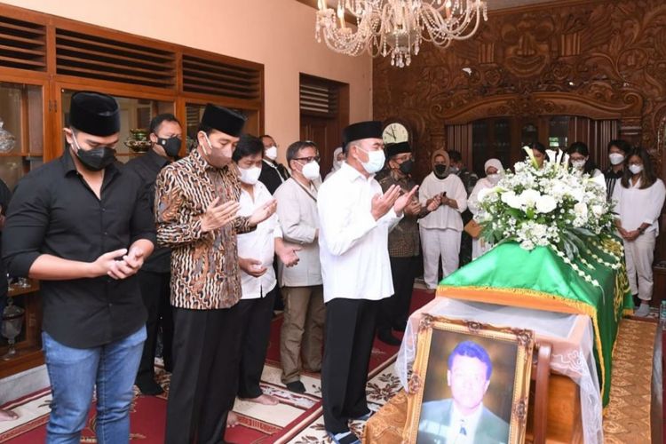 Presiden Joko Widodo saat bertakziah ke rumah duka almarhum pakdenya, Miyono Suryosardjono, di Kota Surakarta, pada Senin (28/2/2022).