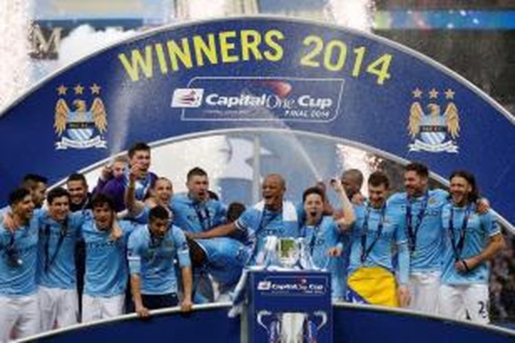 Para pemain Manchester City berpesta seusai meraih trofi Piala Liga Inggris 2014 setelah mengalahkan Sunderland 3-1 di Stadion Wembley, Minggu (2/3/2014). 