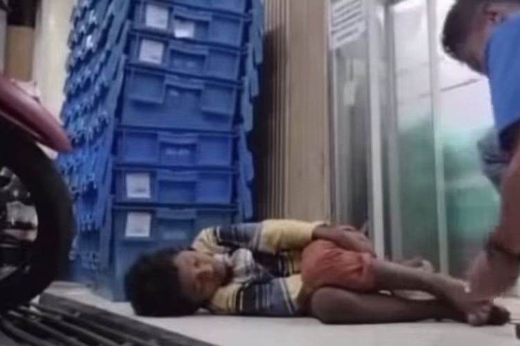 Karyawan Indomaret Ambon Iseng Bakar Kaki Bocah Tidur, Pelaku Minta Maaf