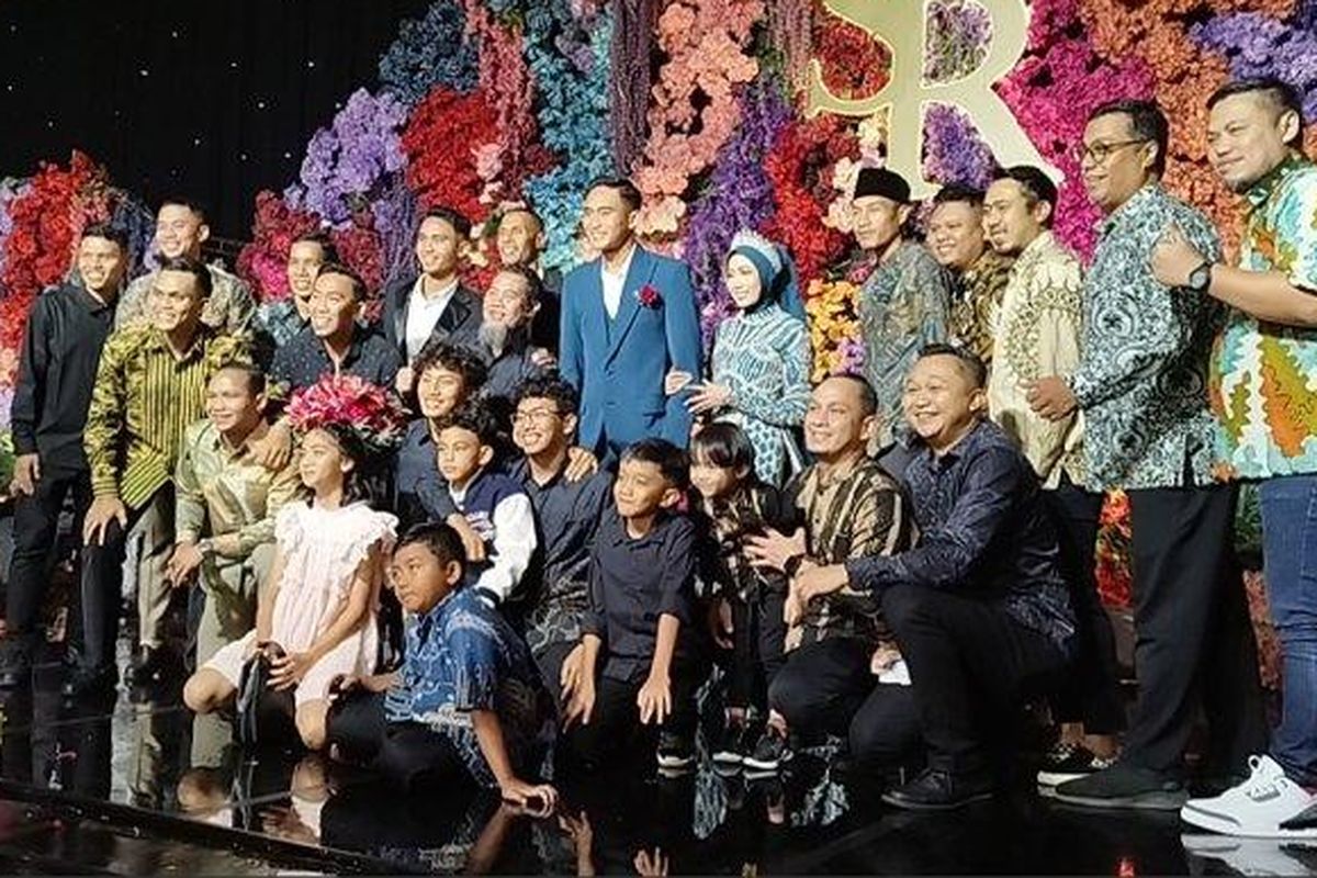 Resepsi pernikahan Rizky Ridho dan Sendy Aulia Minggu (22/6/2025) malam di Grand Fullerton Ballroom, Surabaya berlangsung meriah.