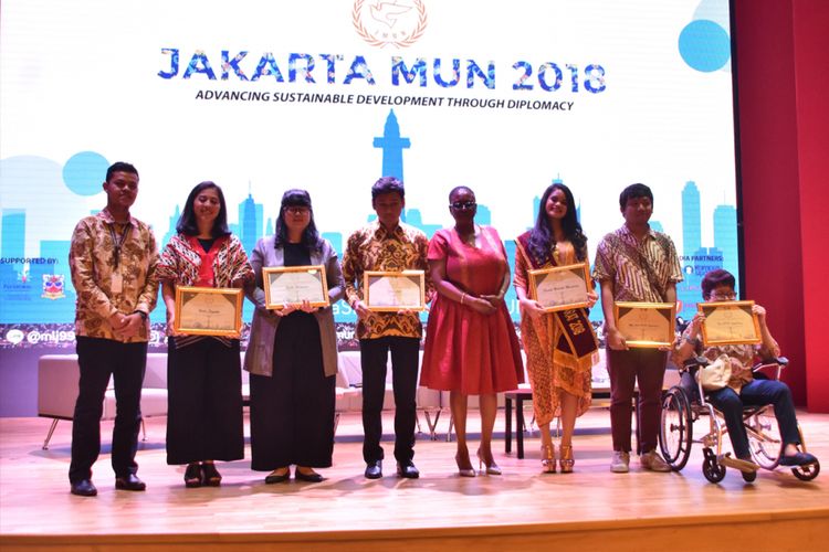 Para pembicara dalam penutupan Jakarta Model United Nations 2018 (12/8/2018)