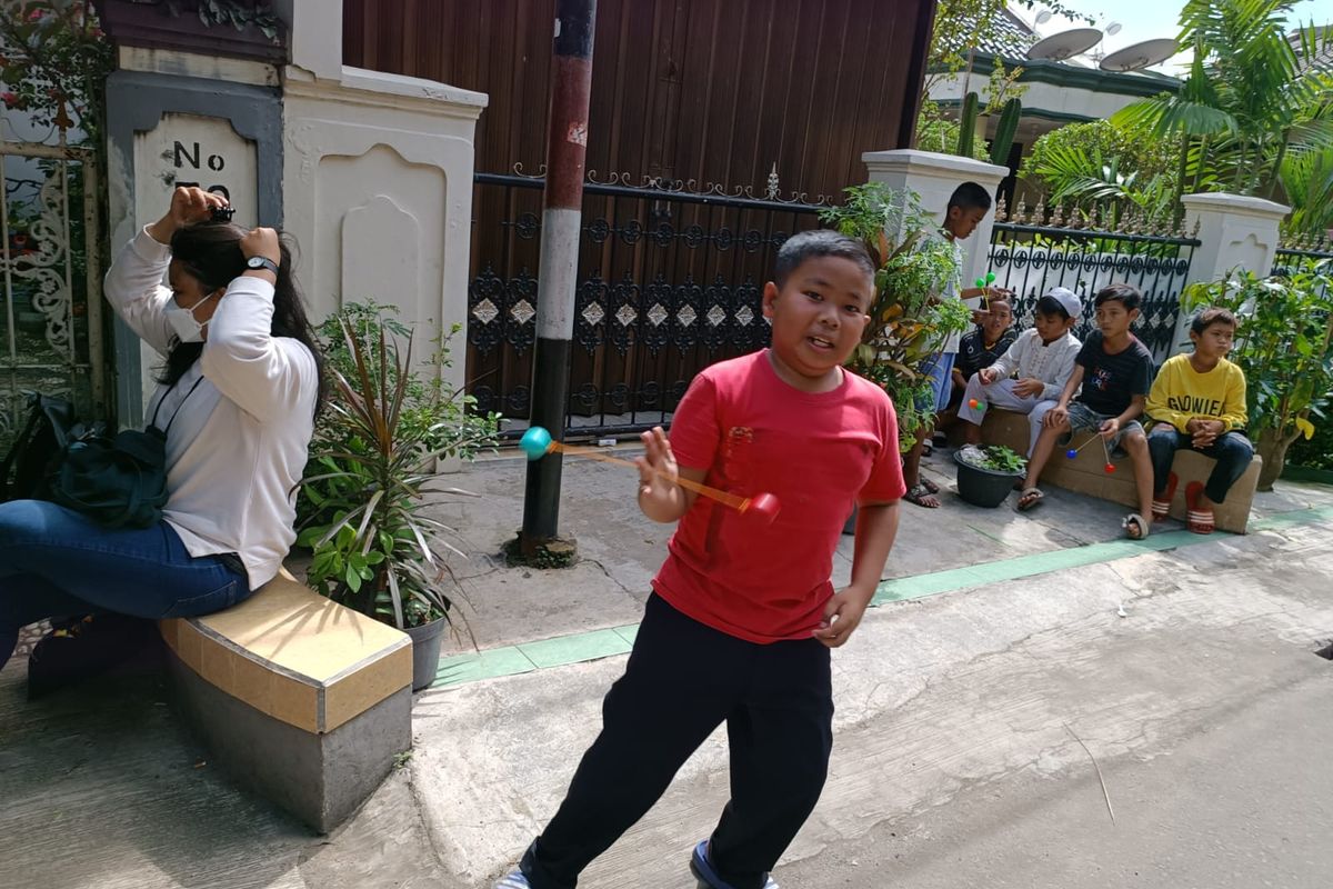 Banyak bocah bermain lato-lato di kawasan rumah mewah yang viral karena terbengkalai di Kelurahan Jatinegara, Kecamatan Cakung, Jakarta Timur, Jumat (6/1/2023).