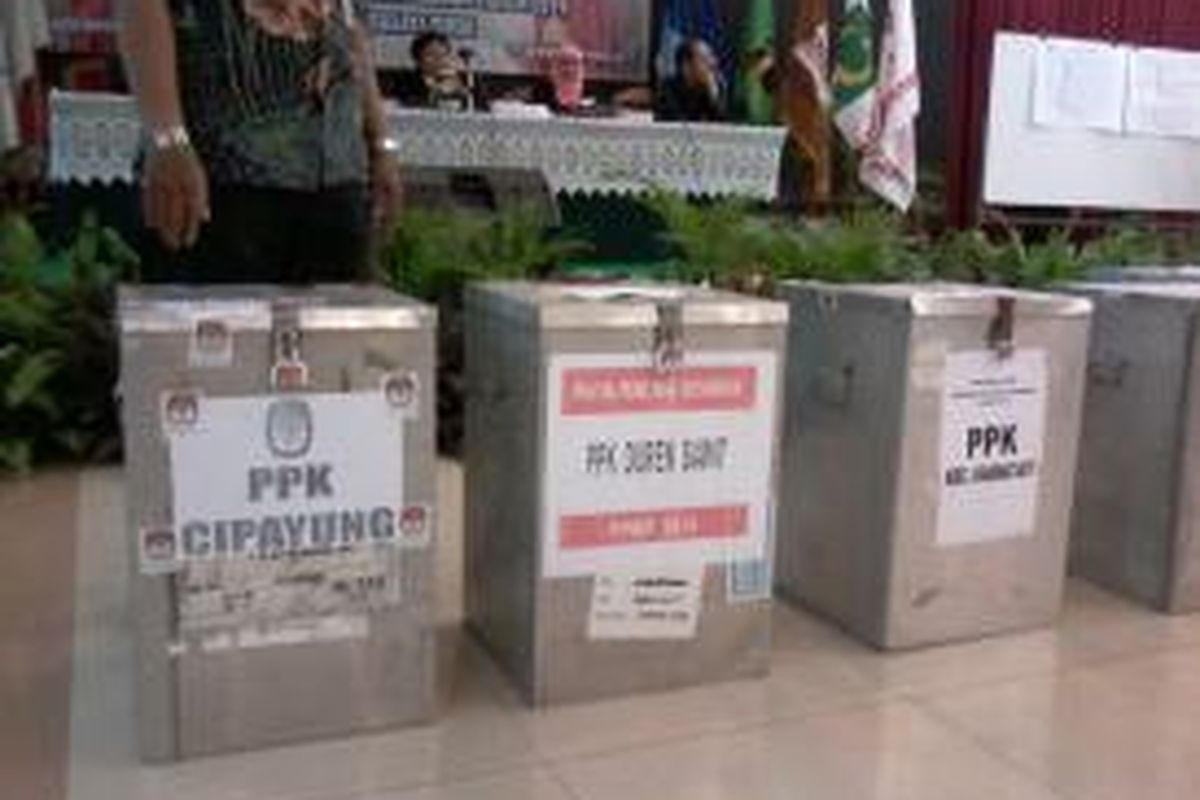 Sejumlah kotak suara dari total 10 kecamatan di kota Jakarta Timur, menunggu giliran untuk dibuka oleh saksi panitia pemungutan suara (PPS) secara bergantian kemudian secara bersama dilakukan rekapitulasi yang dipimpin oleh Ketua Komisi Pemilihan Umum (KPU) Jakarta Timur, Nurdin. Lokasi rekapitulasi suara diadakan di Hotel Desa Wisata, TMII.