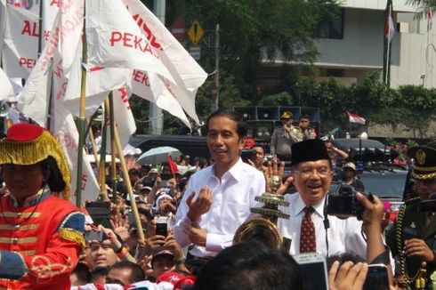 Presiden Jokowi Sempat Terpeleset di Kereta Kuda