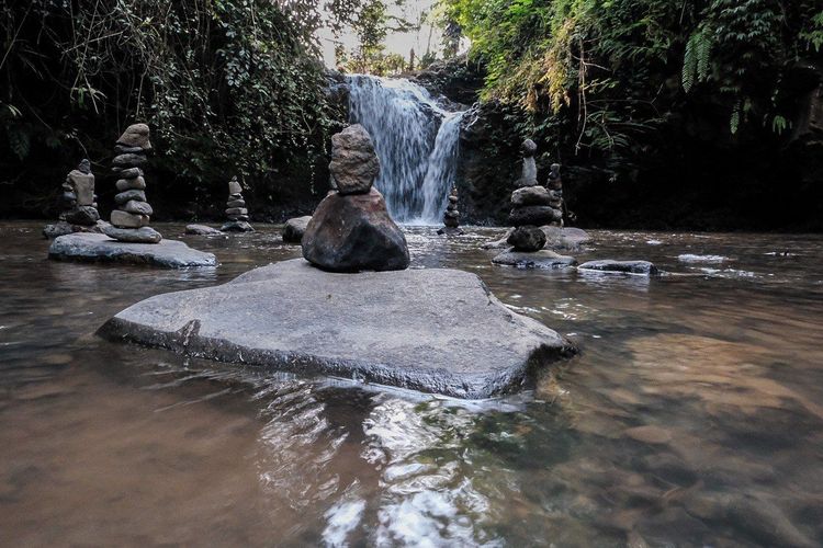 Ilustrasi Curug Ciangin di Desa Wisata Cibeusi di Subang, Jawa Barat. Desa wisata ini masuk 75 besar Anugera Desa Wisata Indonesia (ADWI) 2023.