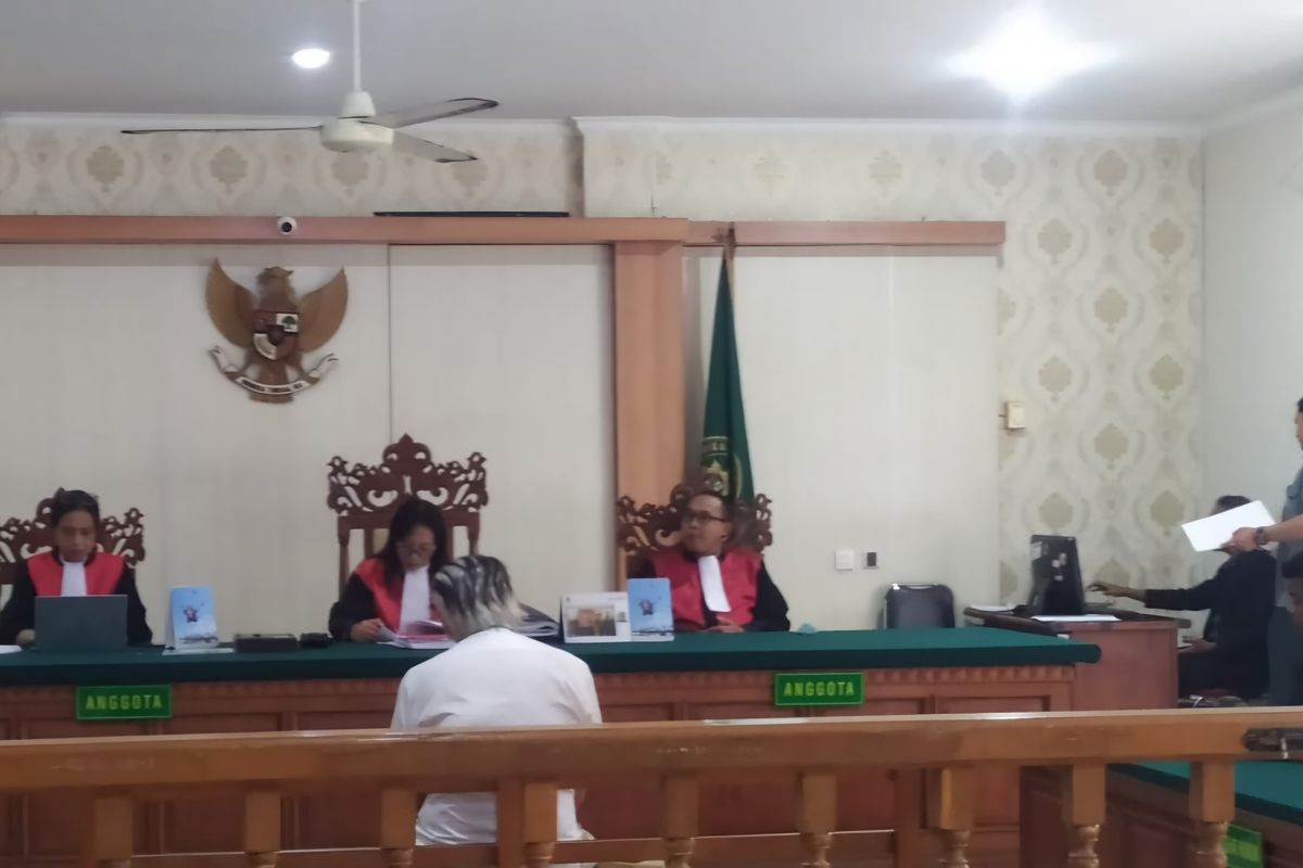 Kakek Tonny Nugroho (69) saat menjalani persidangan di Pengadilan Negeri Denpasar, Bali, terkait kasus kekerasan seksual pada Selasa (3/6/2025)