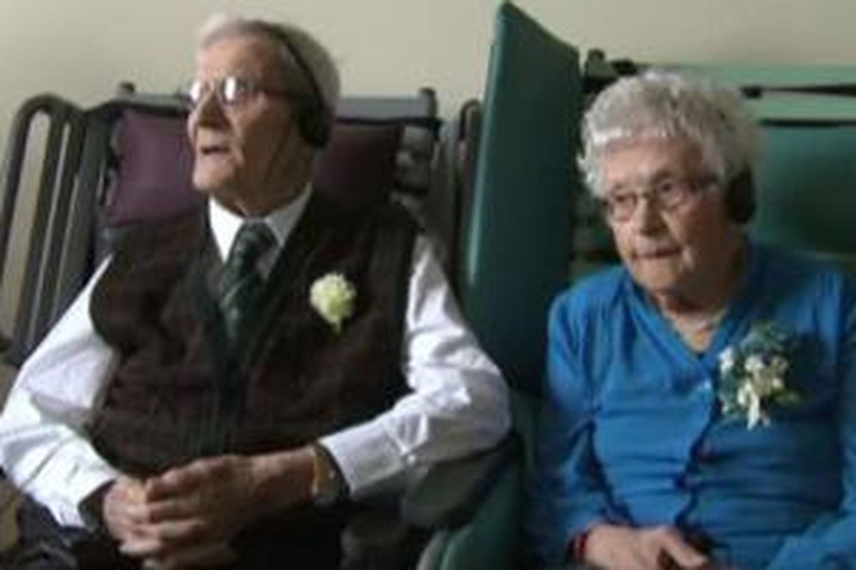 Diana (99) dan Willie Robichaud (101) dari Bathurst, Kanada, telah menikah selama 80 tahun.