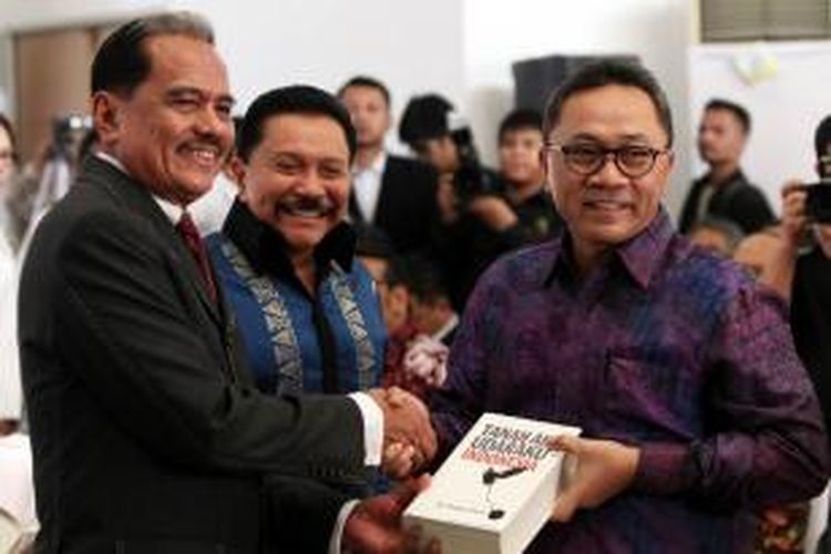 Marsekal TNI (Purn) Chappy Hakim (kiri) secara simbolis memberikan buku kepada Ketua MPR Zulkifli Hasan (kanan) disaksikan mantan Kepala BIN AM Hendropriyono saat peluncuran buku 'Tanah Air dan Udaraku Indonesia' karya Chappy Hakim, di Jakarta, Rabu (29/7/2015).