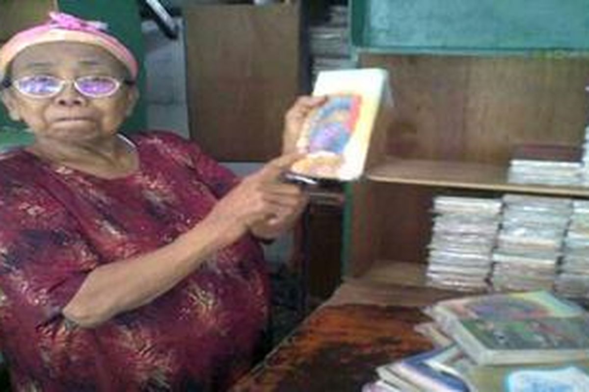 Darmi (70), Kamis (2/9/2010), mengaku omzetnya berjualan kartu lebaran menurun drastis dibandingkan tahun 2009.