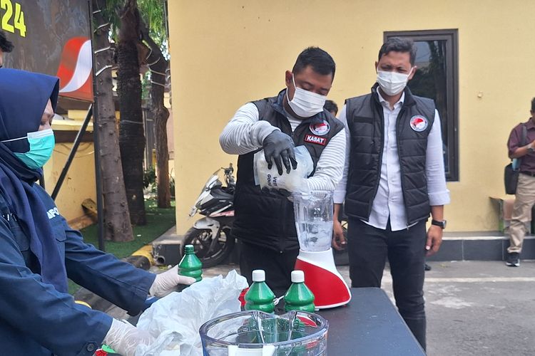 Kasat narkoba Polres Metro Jakarta Utara (Jakut) AKBP Prasetyo Noegroho memimpin kegiatan pemusnahan temuan sabu senilai Rp 2 miliar di Lapangan Apel Polres Jakut, Selasa (3/2/2024).