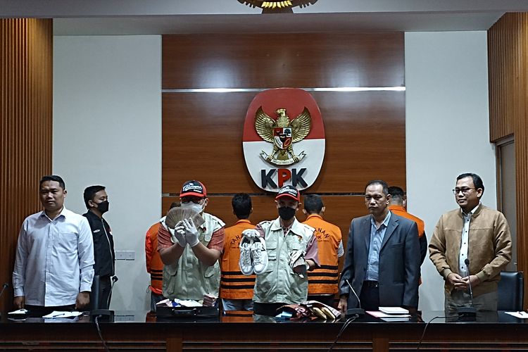 Komisi Pemberantasan Korupsi (KPK) menahan Wali Kota Bandung, Jawa Barat, Yana Mulyana selama 20 hari kedepan, Minggu (16/4/2023).