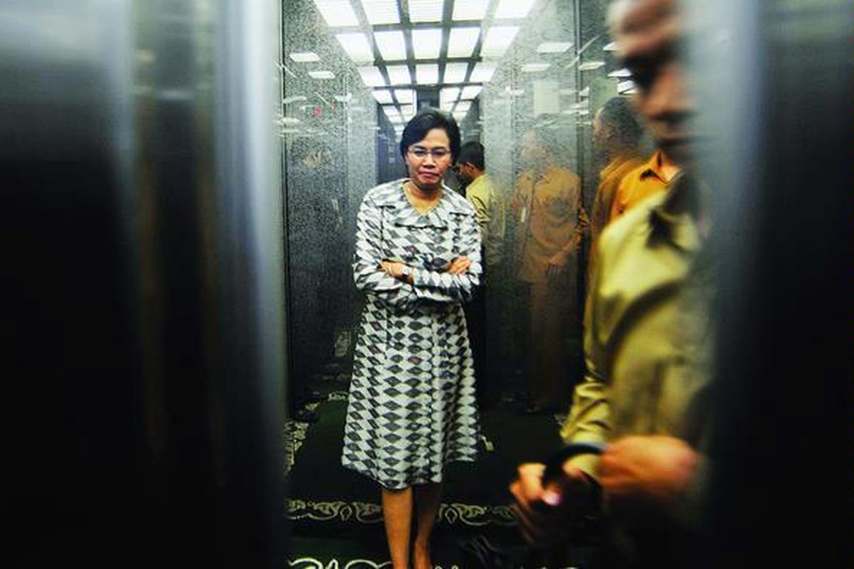 Menteri Keuangan Sri Mulyani Indrawati memasuki lift saat tiba di Kantor Kementerian Keuangan, Jakarta, Rabu (5/5). Bank Dunia memberikan pernyataan bahwa Menteri Keuangan Indonesia Sri Mulyani ditunjuk menjadi Direktur Pelaksana Grup Bank Dunia mulai 1 Juni 2010.