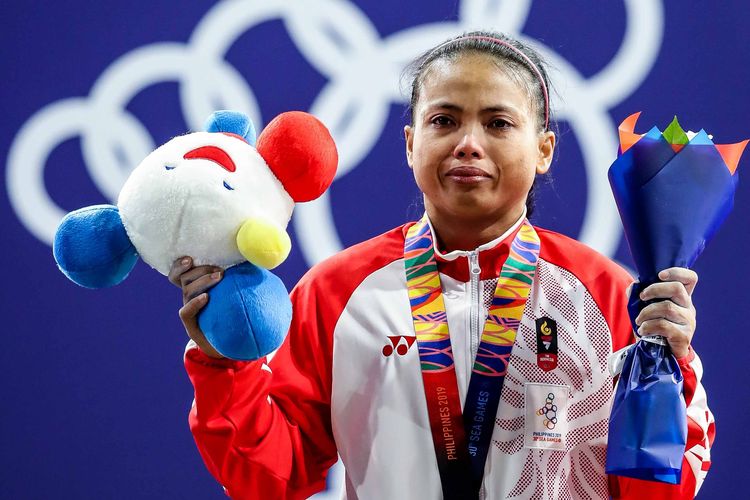 Lifter putri Indonesia, Lisa Setiawati, meraih medali perak pada nomor angkatan 45 kilogram di cabang olahraga angkat besi SEA Games 2019 di Komplek Rizal Memorial, Minggu (1/12/2019). 