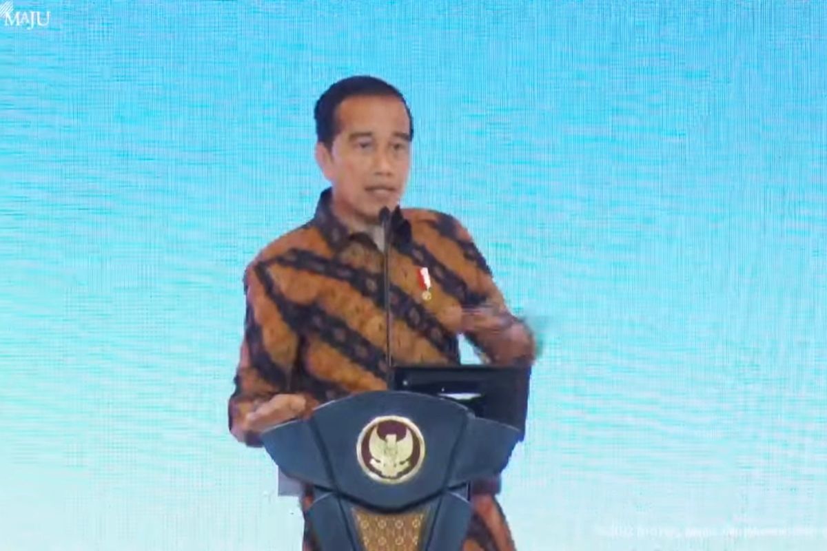 Presiden Joko Widodo saat memberikan sambutan pada Indonesian Economic Outlook 2023 di Ritz Carlton, Jakarta, Rabu (21/12/2022). Jokowi sebut ada kemungkinan PPKM dihentikan pada akhir tahun 2022.