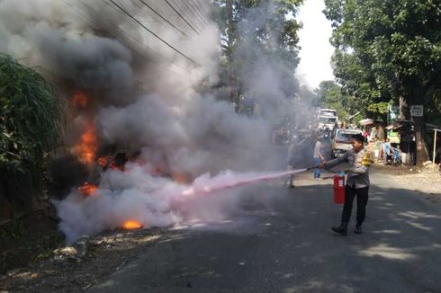 Fakta Video Viral Mobil Terbakar dan Meledak Jalan Mundur di Turunan Majalengka, Pengemudi dan Warga Panik