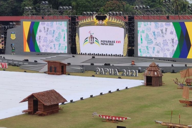 Panggung upacara pembukaan Peparnas XVI Papua di Stadion Mandala Jayapura, Papua, Jumat (5/11/2021)