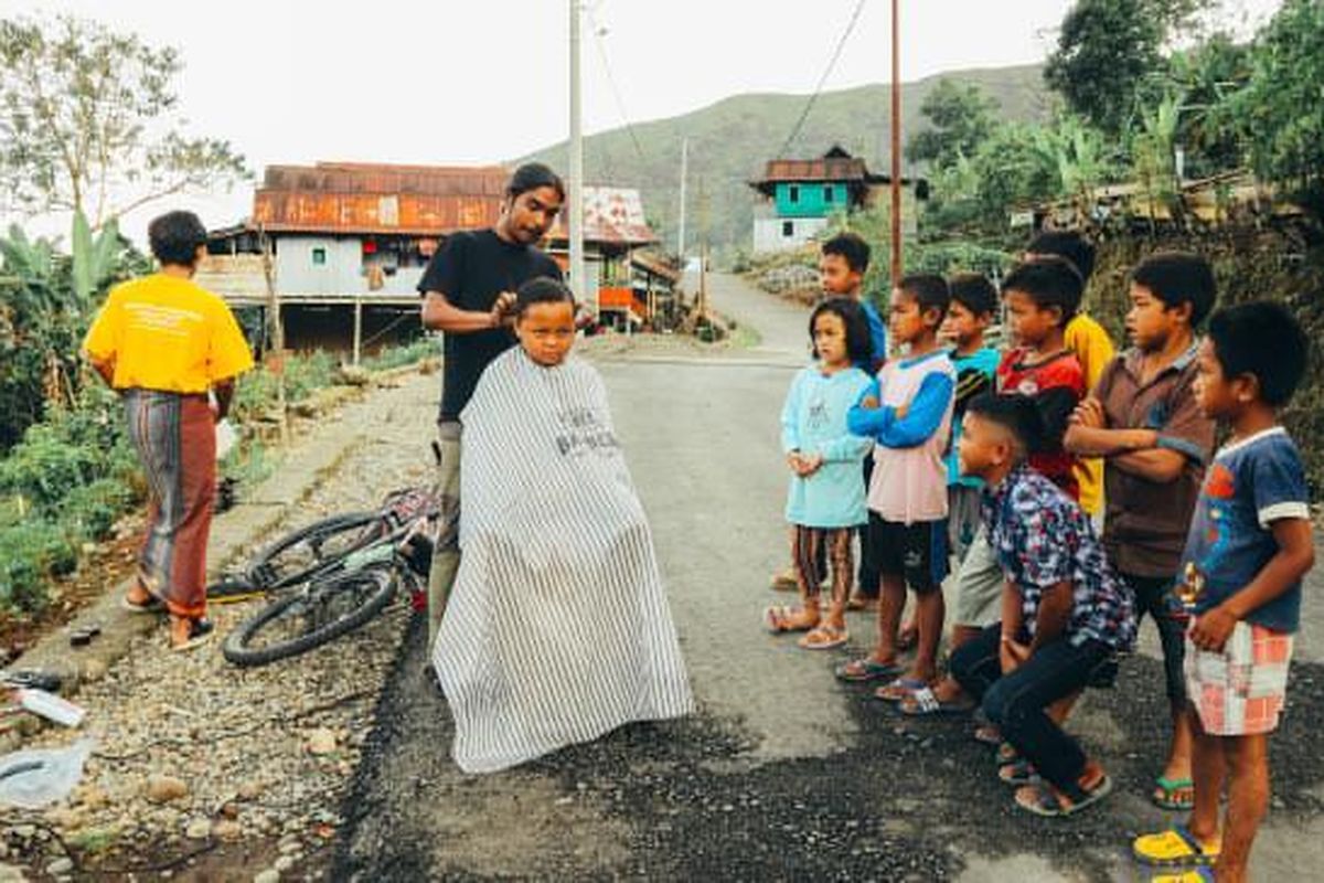 Fajrin Dedi (29), pemuda asal Aceh Utara yang berprofesi sebagai tukang cukur rambut pulang ke kampung halaman dengan bersepeda dari Depok ke Aceh. Dalam perjalanannya, Fajrin membawa misi sosial dengan menawarkan jasa cukur rambut gratis.