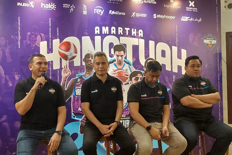 Acara peluncuran tim Amartha Hangtuah menjelang Indonesia Basketball League (IBL) 2024 di Kopikalyan Wijaya, Jakarta, Rabu (10/1/2024). 